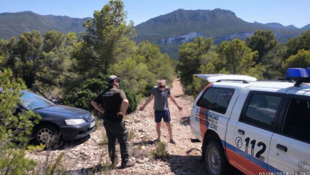 Rescatan a una familia que habían quedado embarrancados en el paraje Pinar de Navarro, Moratalla